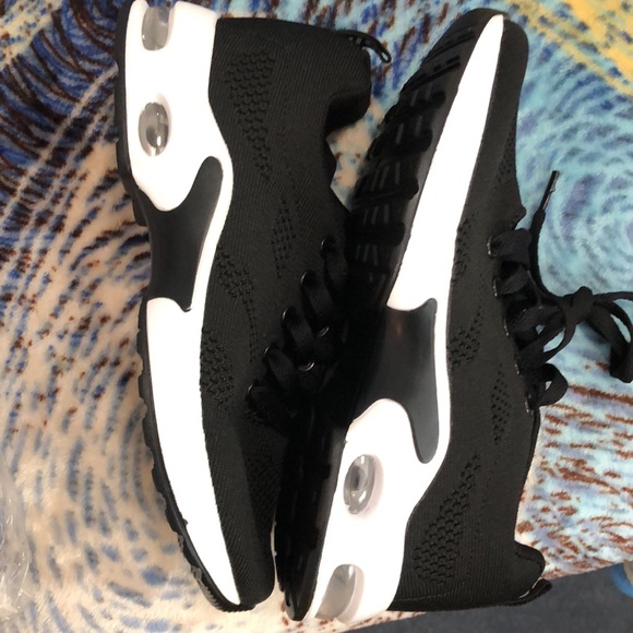 WOMENS RUNNING SHOES SIZE 5.. FASHION NICE NICE NICE 🏃🏽♀️ - Picture 7 of 8